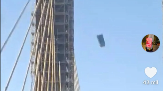 Nicolás fue quien grabó la caída de un retrete portátil sobre el Puente del Centenario