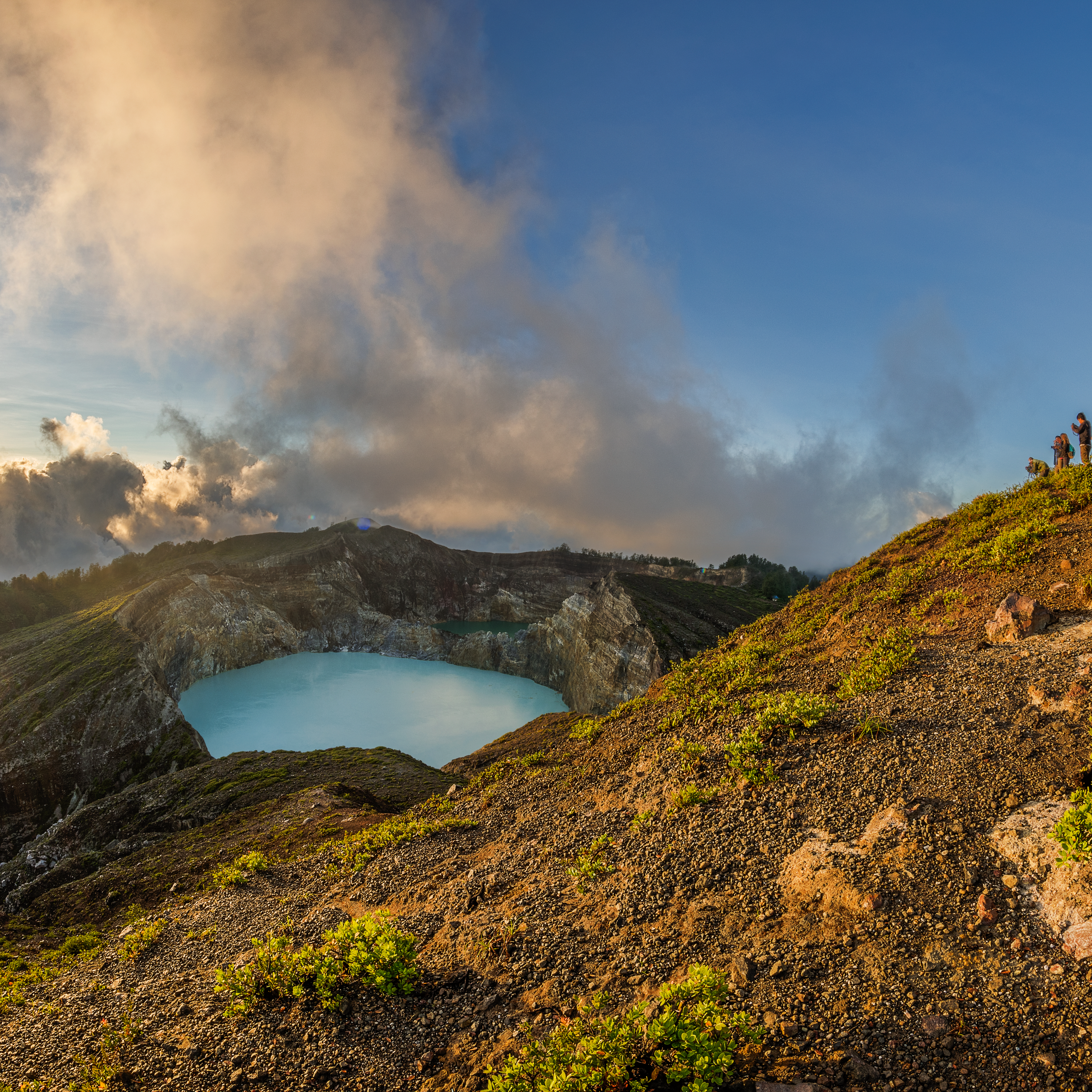 El tesoro oculto de Indonesia: un volcán único en el mundo con tres cráteres de distintos colores