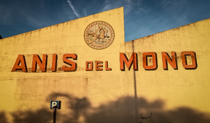 El secret que amaga l'etiqueta de la marca Anís del Mono i que té a veure amb Charles Darwin