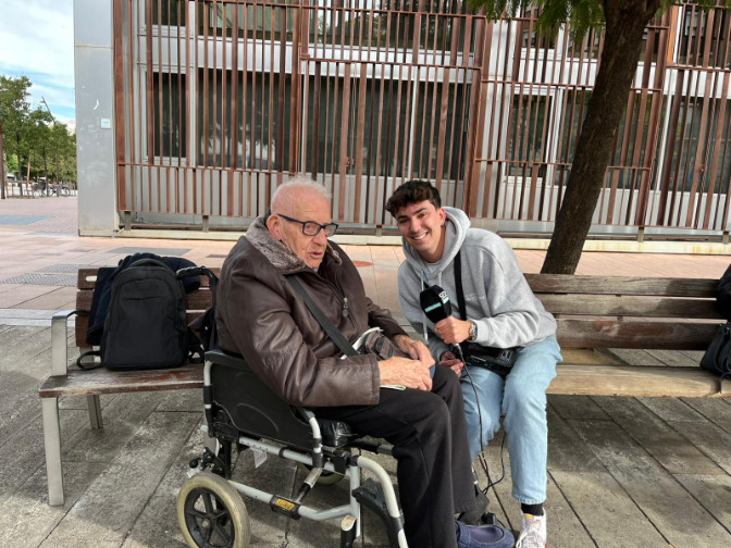 L'emoció del Juan Canela, soci número 6 del Barça, després de fer el servei d'honor al Camp Nou