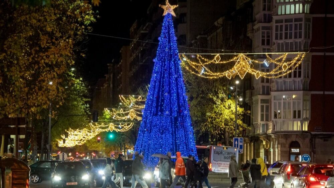 Tres árboles, una gran bola, un muñeco de nieve o un reno: así será la iluminación de Logroño en Navidad