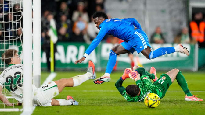 Iturralde González responde al director del VAR: "La voluntariedad en la regla 12 se quitó hace 15 años" Iturralde González responde al director del VAR: "La voluntariedad en la regla 12 se quitó hace 15 años"