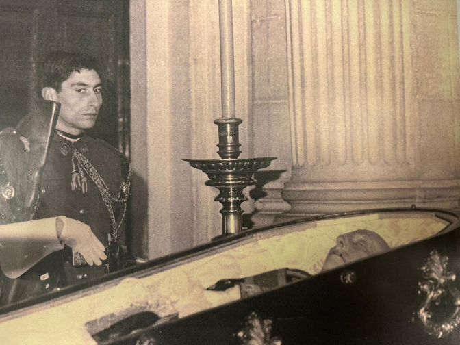 Cuando Manolo Arandilla se convirtió en el primer militar (accidental) en velar el cadáver de Franco