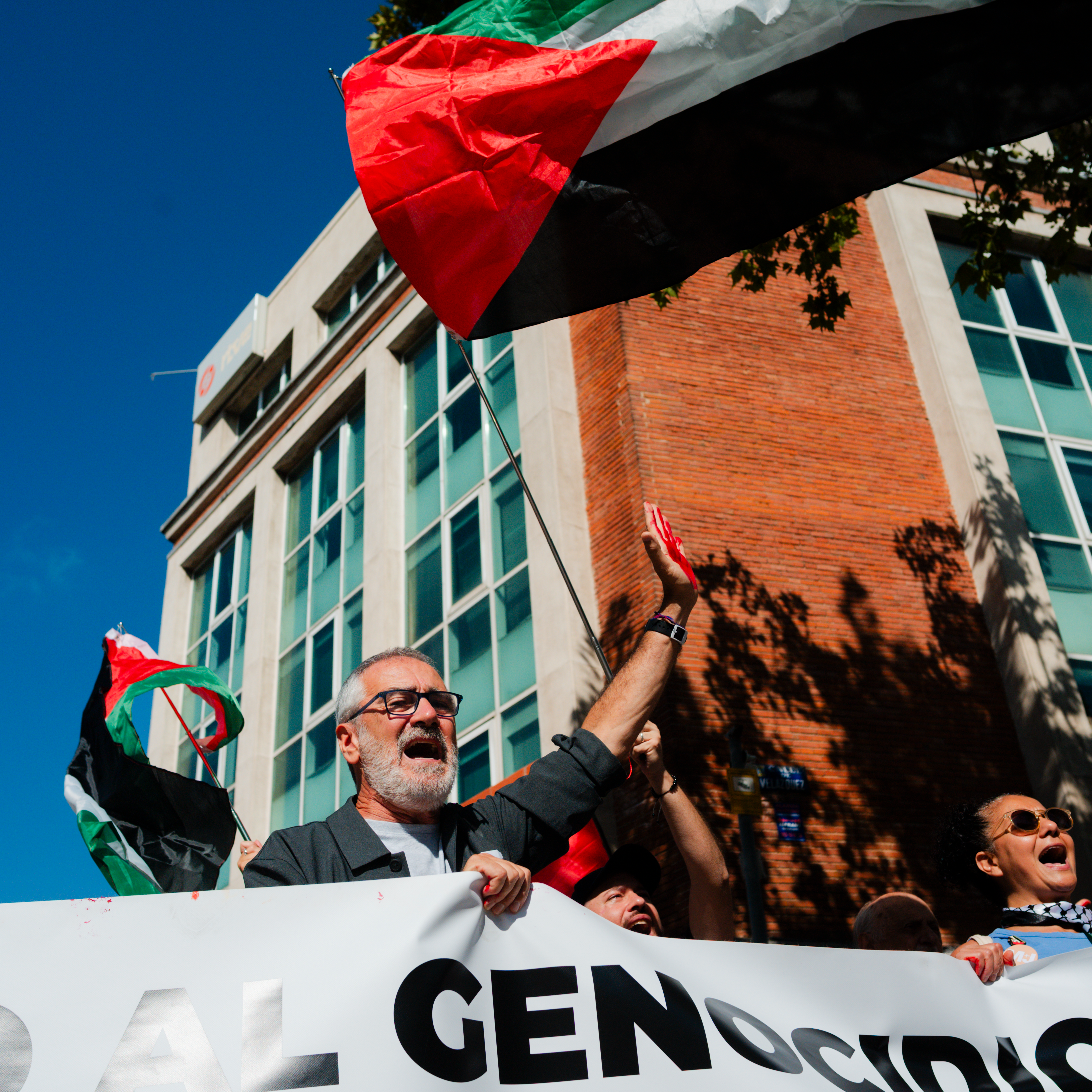"Puedo acoger a tu familia y hacerme cargo de ella": la propuesta de Javier Fesser que ha cambiado la vida de un médico de Gaza "Puedo acoger a tu familia y hacerme cargo de ella": la propuesta de Javier Fesser que ha cambiado la vida de un médico de Gaza