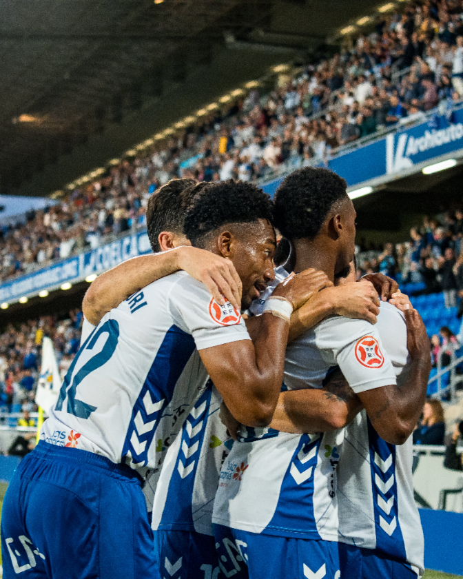 Álvaro Cervera, exigente con su equipo pese a reforzar el liderato del Grupo I de Primera RFEF Álvaro Cervera, exigente con su equipo pese a reforzar el liderato del Grupo I de Primera RFEF