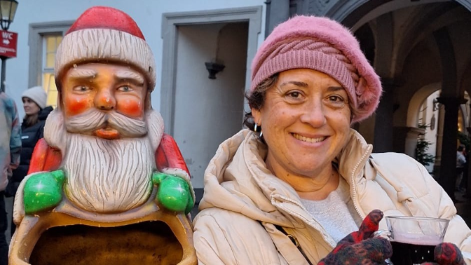Esta Navidad, Verónica Cabanillas nos invita a vivirla como un auténtico cuento de invierno, recorriendo los mercadillos europeos. Esta Navidad, Verónica Cabanillas nos invita a vivirla como un auténtico cuento de invierno, recorriendo los mercadillos europeos.