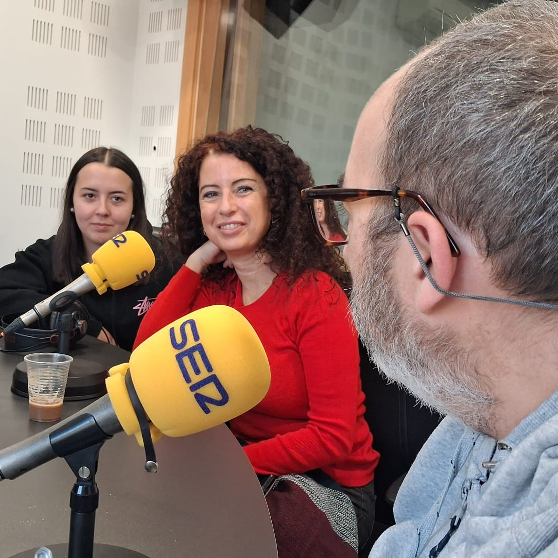 Entrevistamos a Javi, usuario del Centro San Juan de Dios de Ciempozuelos, junto a Carolina Torruella, psicóloga de esa unidad, y Laura Nieto, voluntaria.
