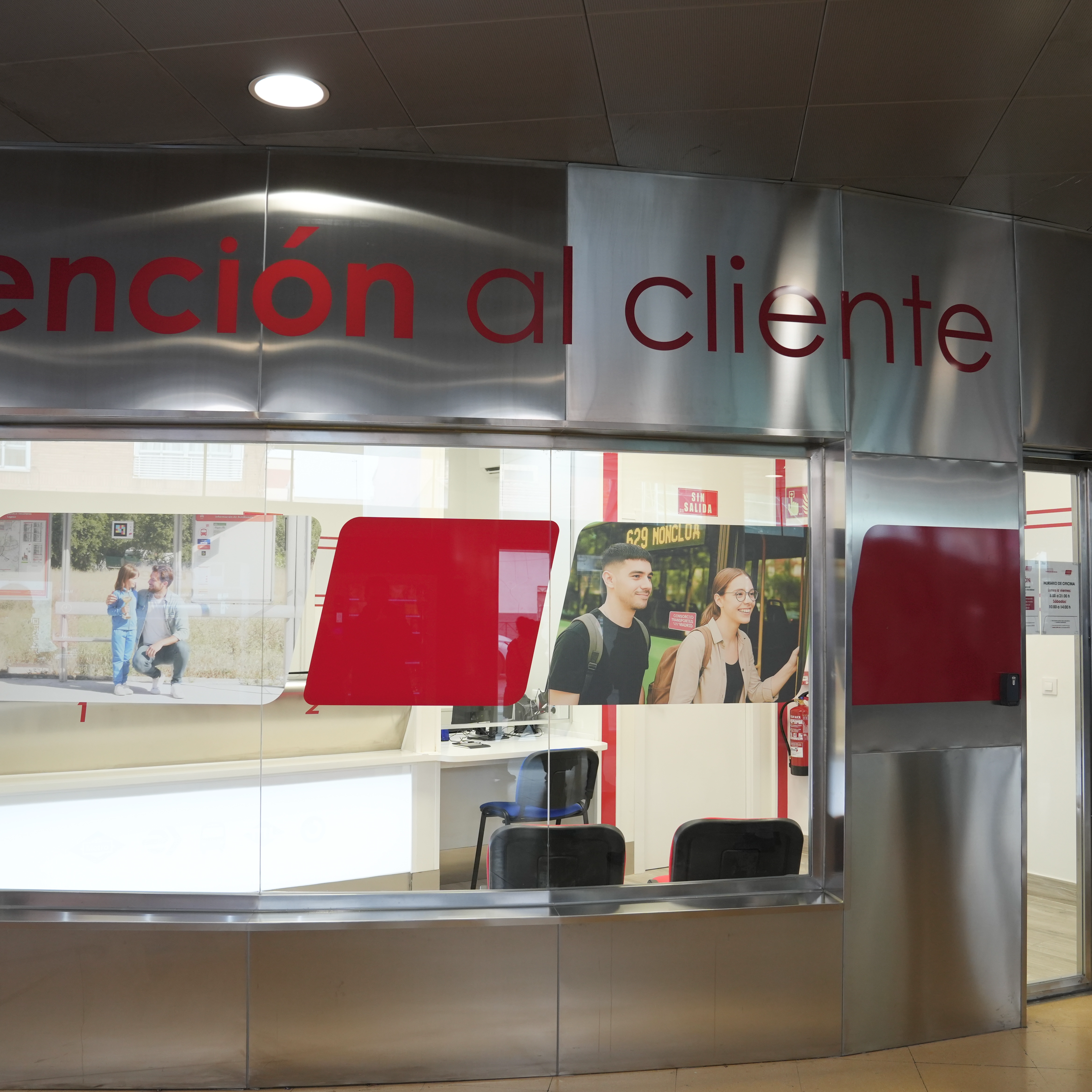 El viceconsejero de Transportes de la Comunidad de Madrid, José María García, inaugura la nueva oficina para la tarjeta de transporte de Parla El viceconsejero de Transportes de la Comunidad de Madrid, José María García, inaugura la nueva oficina para la tarjeta de transporte de Parla