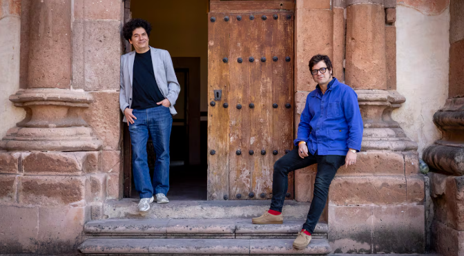 Dos escriptors rebuts com a estrelles del rock: "Ens hem sentit com els Beatles" Dos escriptors rebuts com a estrelles del rock: "Ens hem sentit com els Beatles"