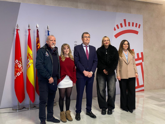 El alcalde Ballesta recibe a los protagonistas del espectáculo de este viernes