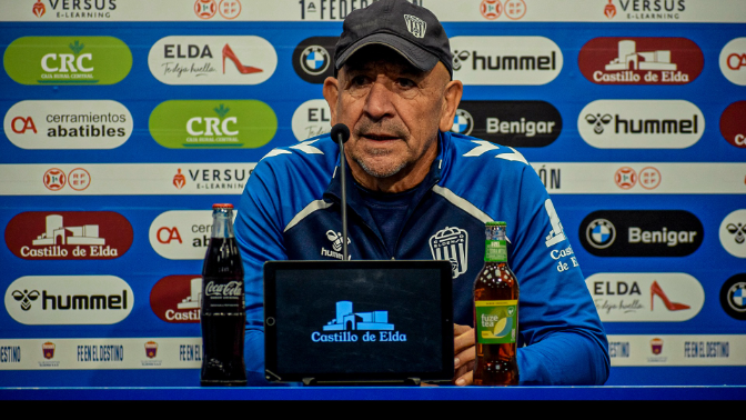 Claudio Barragán, Ent. del Eldense, antes de visitar a la A. D. Alcorcón Claudio Barragán, Ent. del Eldense, antes de visitar a la A. D. Alcorcón