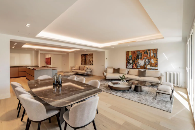 Los extranjeros dicen adiós al 'sol y playa': compran a tocateja para instalarse en España y acaparan el 60% de las casas de lujo Los extranjeros dicen adiós al 'sol y playa': compran a tocateja para instalarse en España y acaparan el 60% de las casas de lujo