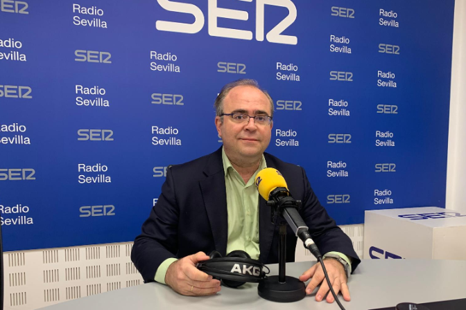 Carlos Navarro Antolín: La botica de guardia de su rostro iluminado Carlos Navarro Antolín: La botica de guardia de su rostro iluminado