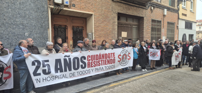 Concentración de la plataforma Hospital SOS Calahorra a la entrada del Teatro Ideal en el 25 aniversario del centro Concentración de la plataforma Hospital SOS Calahorra a la entrada del Teatro Ideal en el 25 aniversario del centro