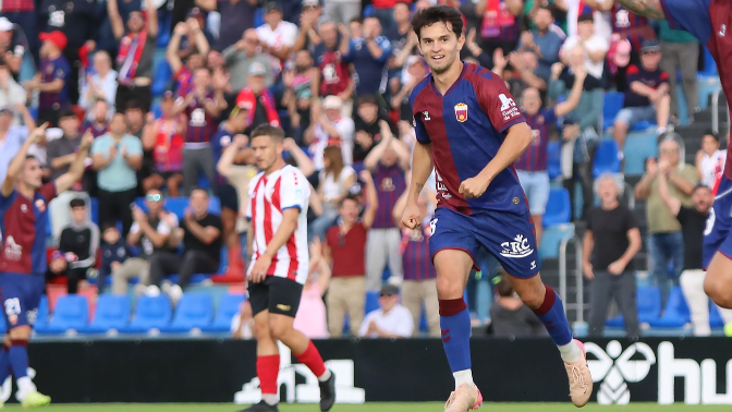 Guille Macho, futbolista del Eldense, antes de recibir a la S. D. Tarazona Guille Macho, futbolista del Eldense, antes de recibir a la S. D. Tarazona
