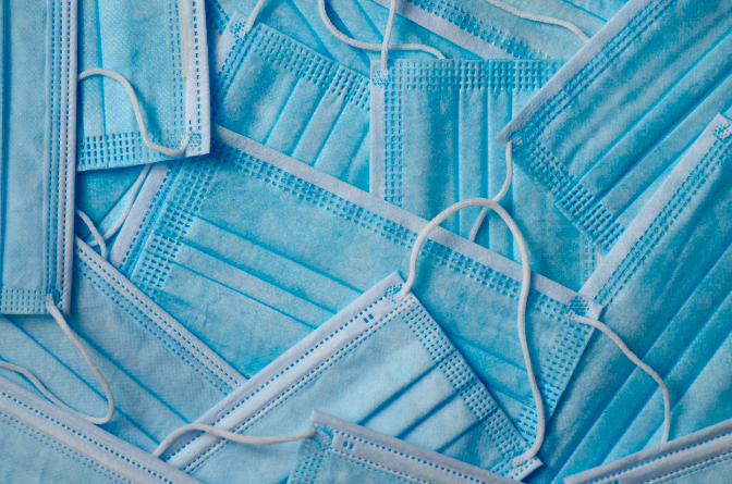 Les farmàcies catalanes tornen a proveir-se de mascaretes després d'esgotar-ne estocs per l'explosió de casos de grip Les farmàcies catalanes tornen a proveir-se de mascaretes després d'esgotar-ne estocs per l'explosió de casos de grip