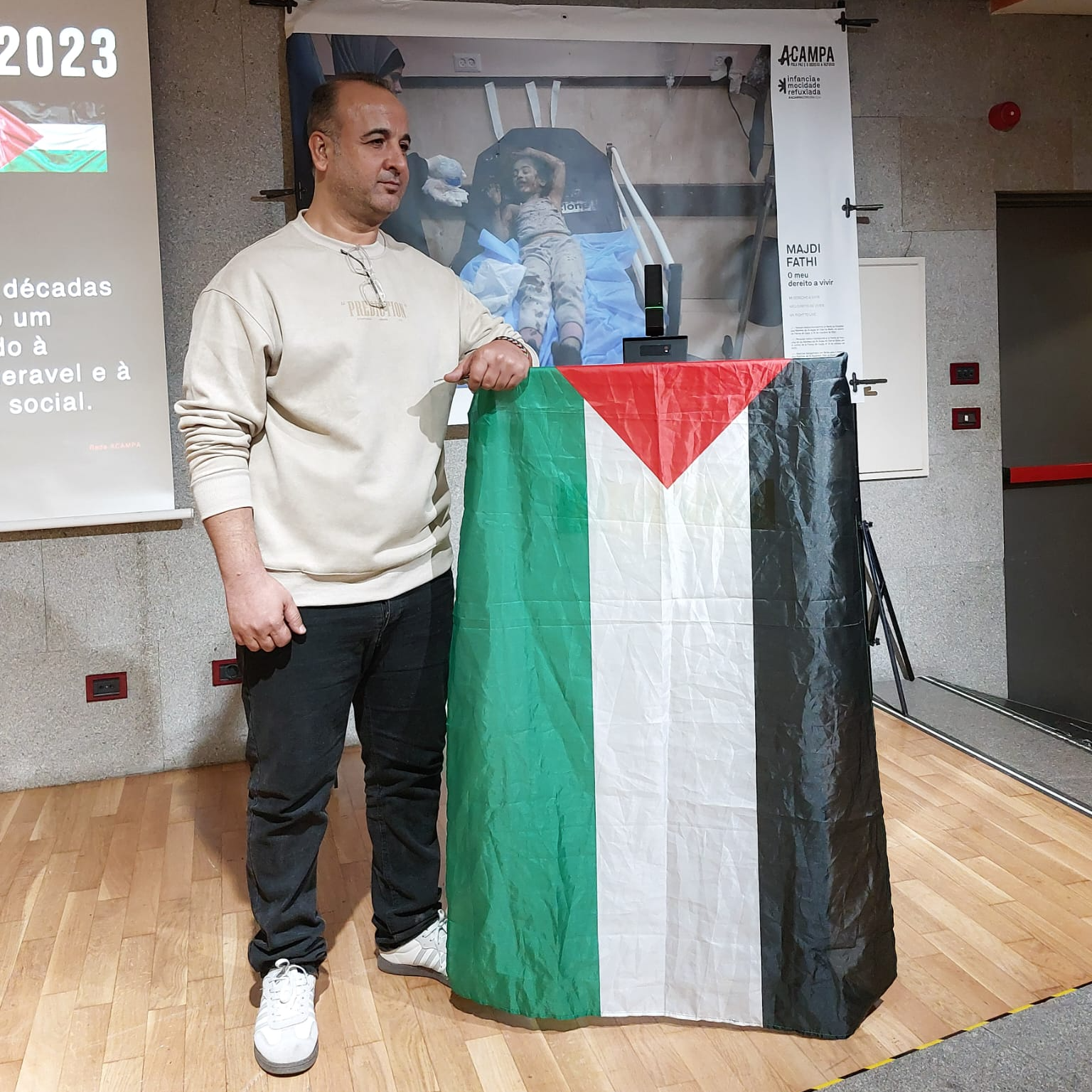 Refaat Alathamna, médico de Gaza: "Israel lo ha convertido en una montaña de escombros. Es un genocidio" Refaat Alathamna, médico de Gaza: "Israel lo ha convertido en una montaña de escombros. Es un genocidio"