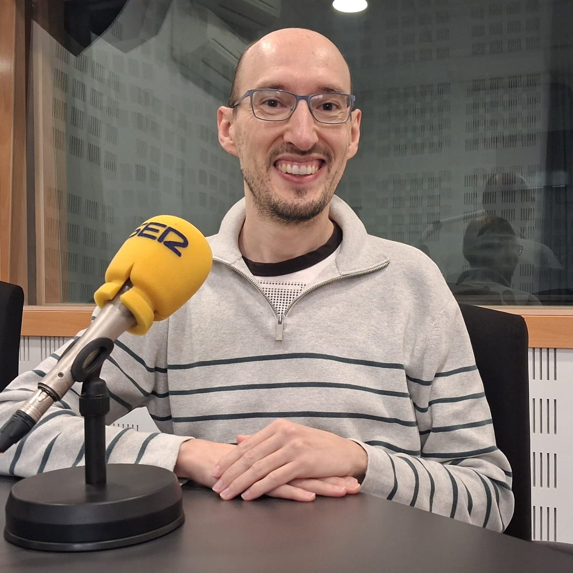 Entrevistamos al escritor parleño Alex Oneida, pseudónimo de Alberto López Entrevistamos al escritor parleño Alex Oneida, pseudónimo de Alberto López