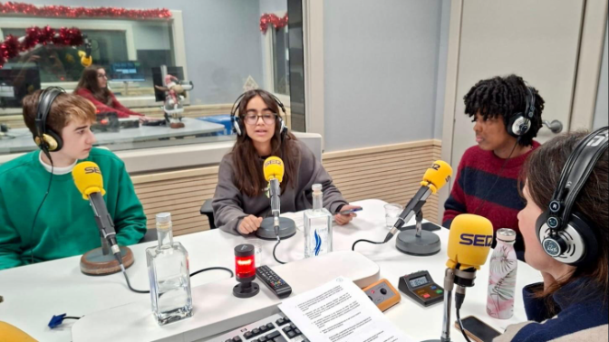 Móvil a los 10 y redes sin límites: el impacto real de la tecnología en la Generación Z Móvil a los 10 y redes sin límites: el impacto real de la tecnología en la Generación Z