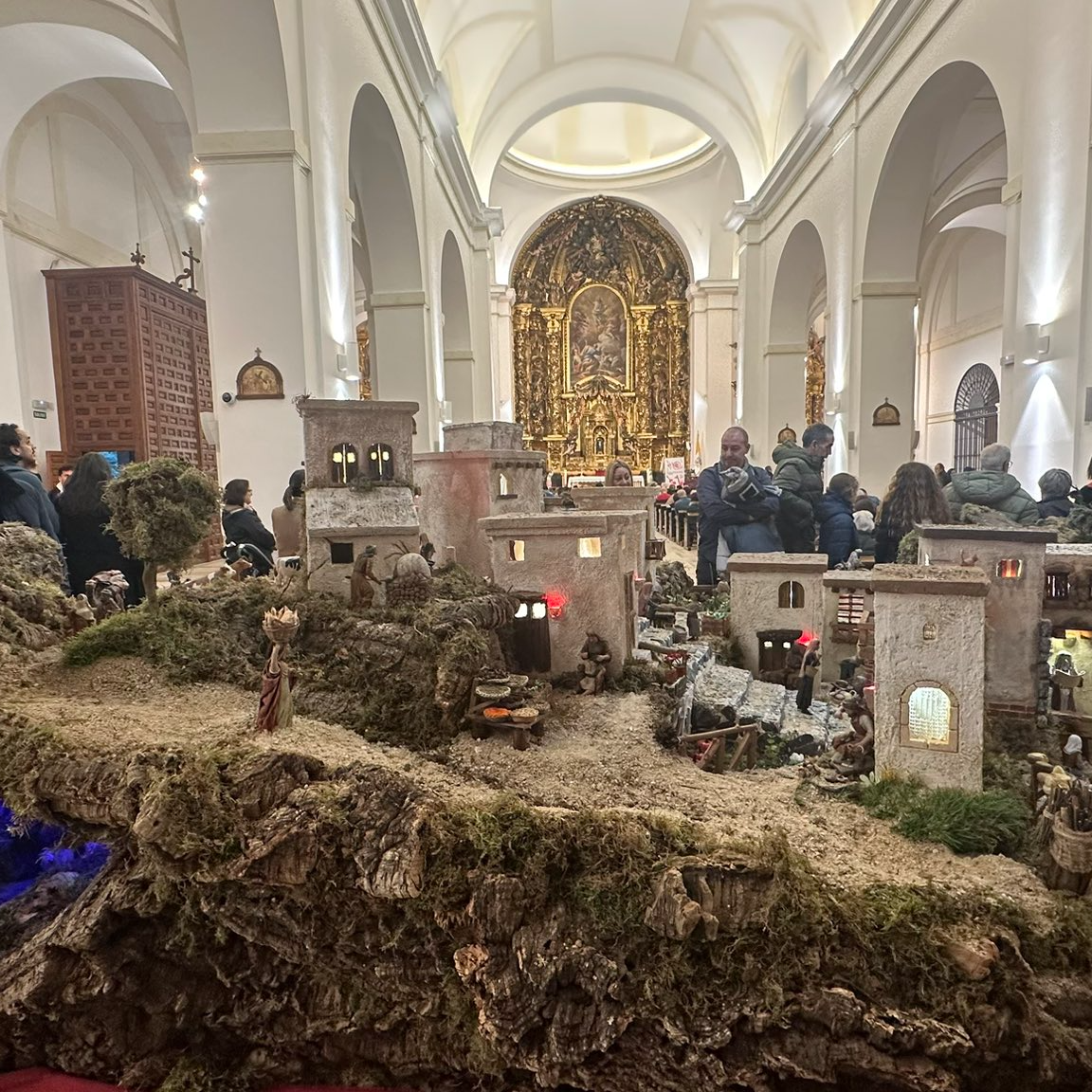 Pedro Merino, párroco de la Iglesia de San Salvador de Leganés, habla del premio que el Belén de la parroquia ha recibido.