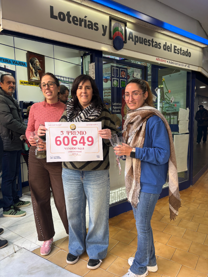 Regla Peinado, la dueña de la administración de la calle San Jacinto: "Estoy contentísima de seguir repartiendo ilusión"