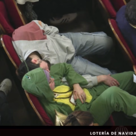 Se quedan dormidos durante el sorteo de la Lotería y solo les puede despertar uno de los grandes premios: "Estos sí que están disociados"