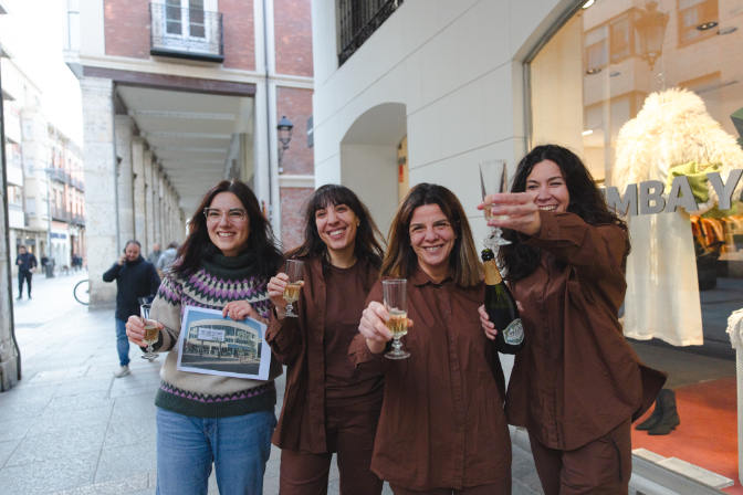 Las 5 trabajadoras de Bimba y Lola Palencia celebran el 2º premio de la Lotería de Navidad