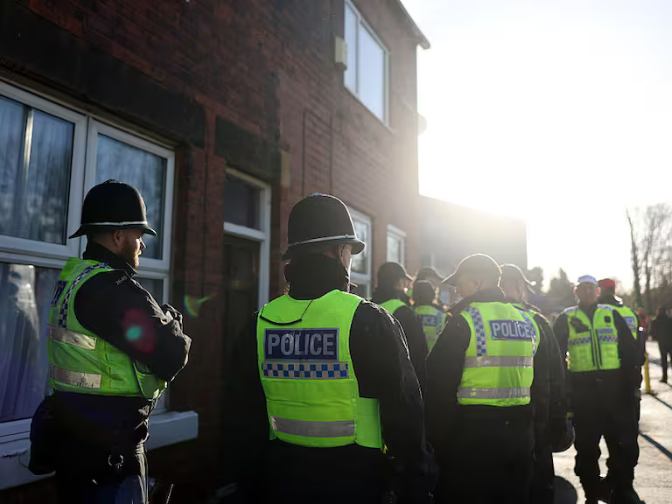 Un hombre acusado en Reino Unido de agredir sexualmente a su exmujer junto a otras cinco personas durante 13 años