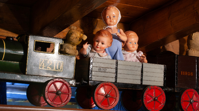 Un tren y una muñeca: niños, hambre y dignidad en varias historias navideñas