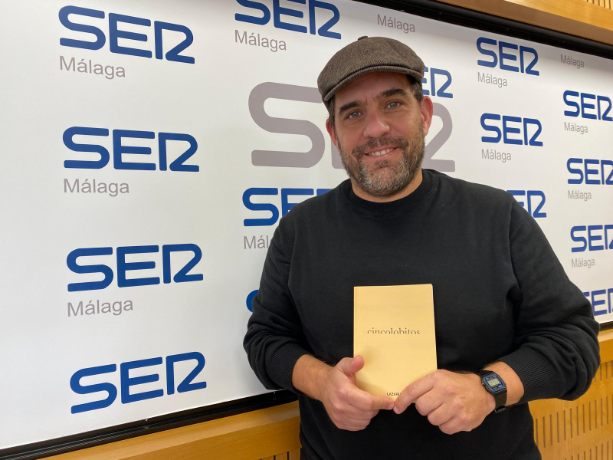 Las manos que cuentan la Semana Santa: Cinco lobitos, el fotolibro con el que Pepe Lázarus detiene Málaga en un solo gesto Las manos que cuentan la Semana Santa: Cinco lobitos, el fotolibro con el que Pepe Lázarus detiene Málaga en un solo gesto