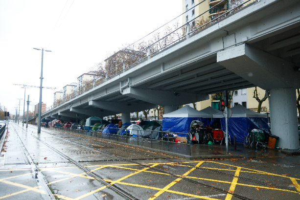 Les entitats que treballen per reubicar els desallotjats del B9, a Albiol: "Només apareix en moments que per ell són victòries, però al pont no ha vingut cap dia"