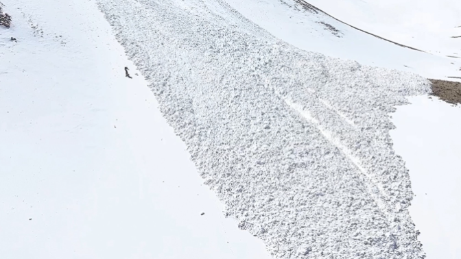 ¿Qué hacer ante un alud como el vivido esta semana en Panticosa?  "Ir en grupos numerosos, avanzar separados de dos en dos y que todo el grupo lleve el material básico de rescate, el famoso 'pala, sonda, ARVA'"