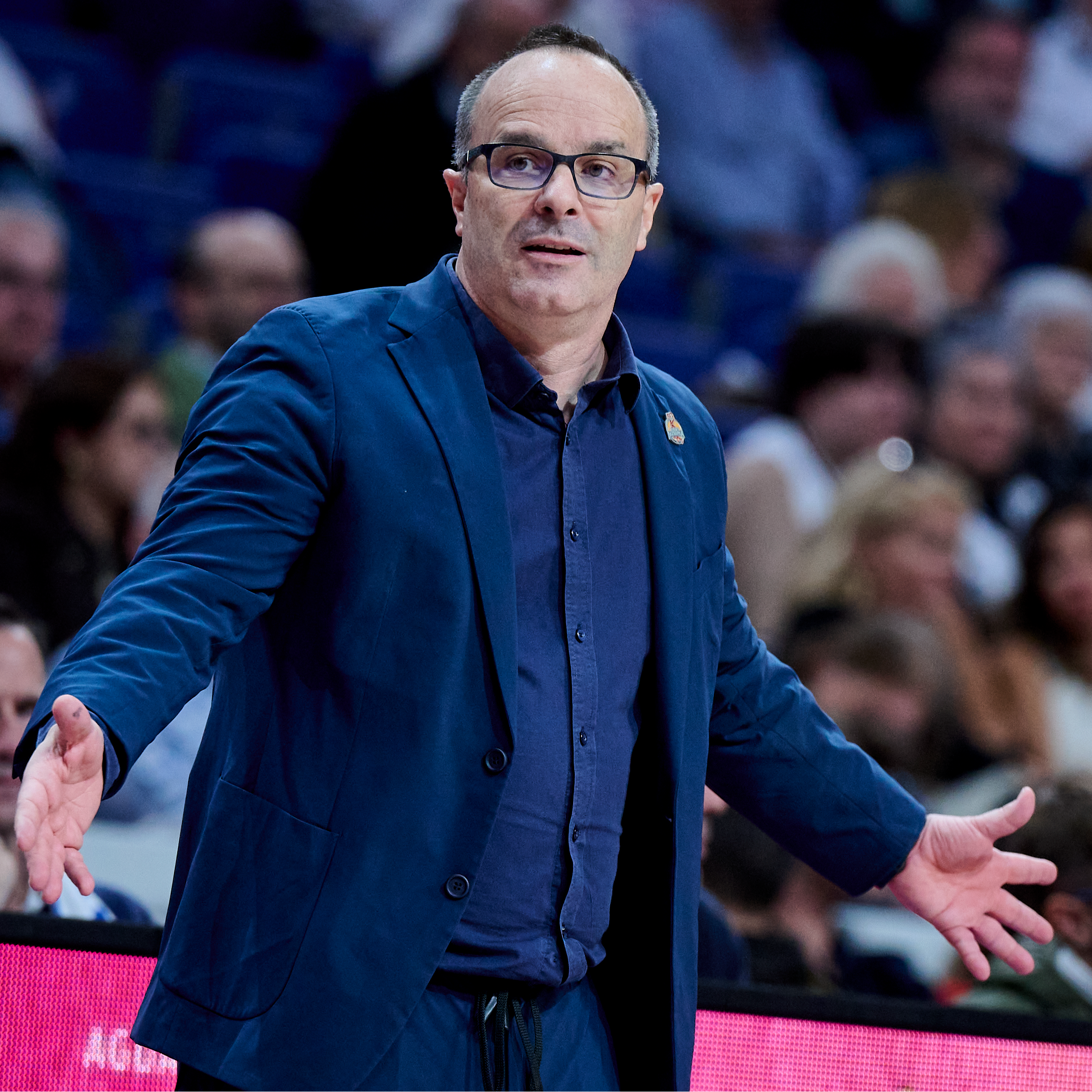 Entrevista | El entrenador de Baxi Manresa denuncia insultos y cánticos de "puta España" en Israel: "La competición no está quedando muy justa"