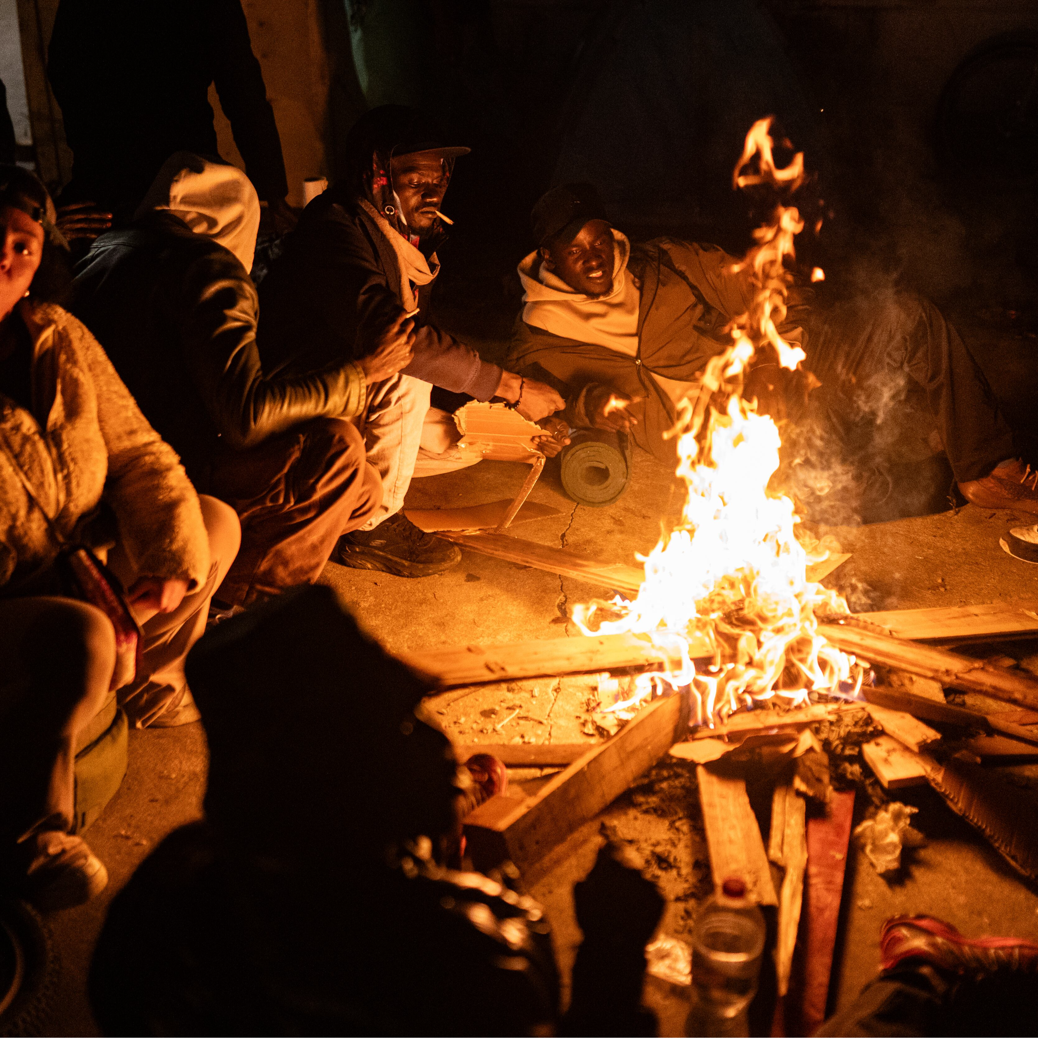 La Entrevista | "Trabajan y son víctimas del racismo inmobiliario, pero el alcalde les llama delincuentes": ONG de Badalona denuncian el abandono de los migrantes desahuciados