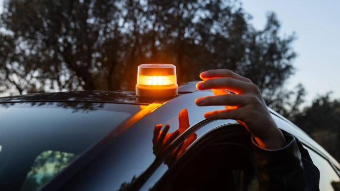 Ya es obligatoria la baliza luminosa V-16 conectada como único dispositivo autorizado para señalizar una avería o incidencia en carretera