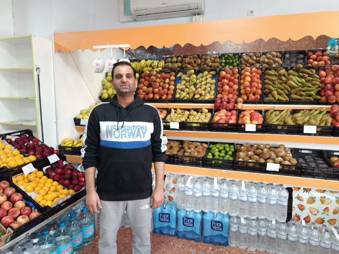 Imagen de Un pakistaní que regenta una frutería en el Grao de Gandia y habla perfecto valenciano