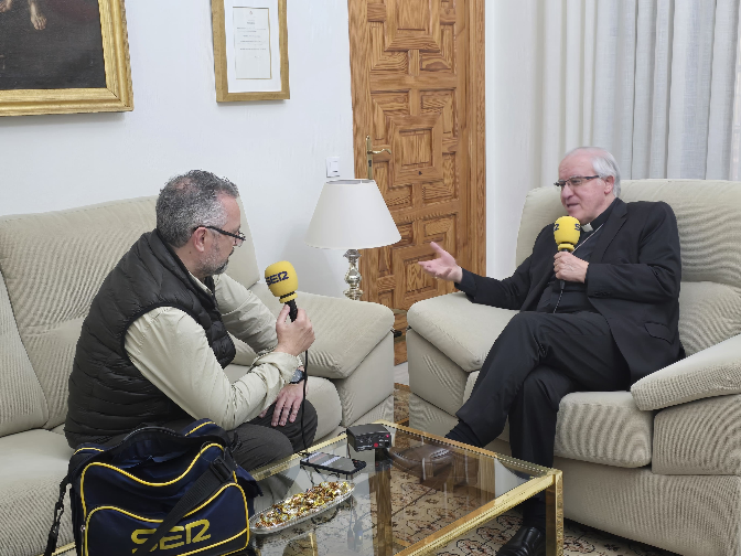 Monseñor Saiz Meneses en Cruz de Guía: "Con 700 hermandades en la archidiócesis es normal que a veces haya que resolver diferencias, aunque se hace con cariño y entrega" episode artwork