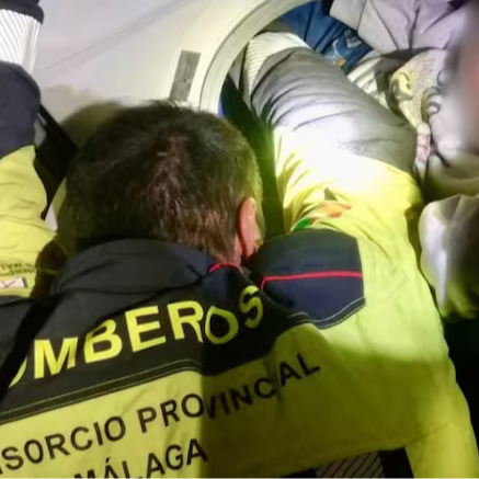 Imagen de Bomberos de Málaga desmontan una lavadora para rescatar a una niña atrapada en el bombo