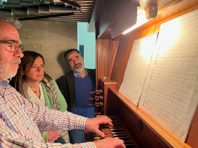 Imagen de Especial Sant Jordi: interpretació a órgue del Himno a San Jorge-Entrevista a Francisco Amaya, organiste de l'església de Sant Jordi; Silvia Gómez, vocal de la junta directiva de l'Associació de Sant Jordi, i José del Valle, assessor musical de l'A