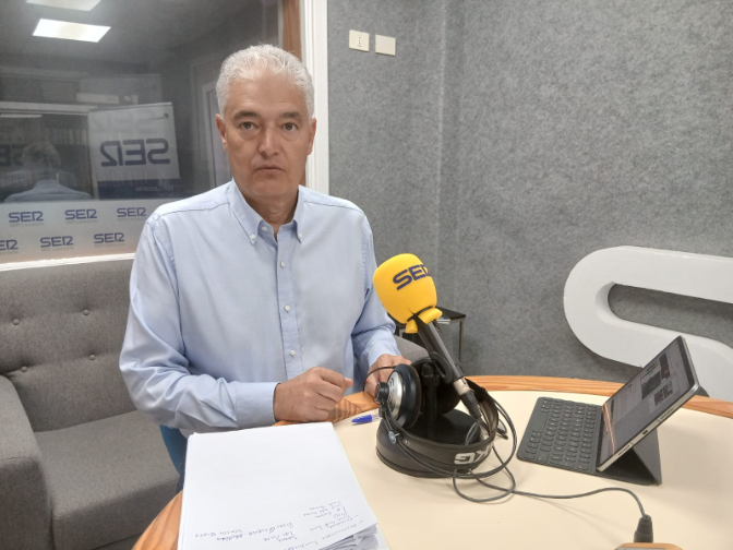 Imagen de (24:51) Independientemente de quién sea el secretario general de un partido. (24:53) Si al final están los intereses de los partidos, no son los intereses de los secretarios generales (25:00) ni de los secretarios de organización. (25:02) Los partidos