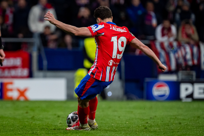 Imagen de La IFAB, estament encarregat de dictar les regles del futbol, reconeix que el penal de Julián Álvarez contra el Real Madrid s'hauria d'haver repetit