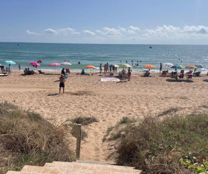 Imagen de Tavernes convierte sus kioscos de playa en chiringuitos