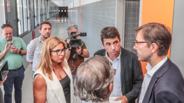 Imagen de Irene Navarro, alcaldesa de Petrer, sobre la visita de Mazón a las obras del IES Azorín