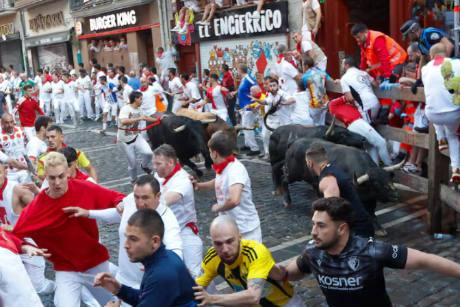 Imagen de Cuatro heridos por asta de toro en el séptimo encierro de San Fermín