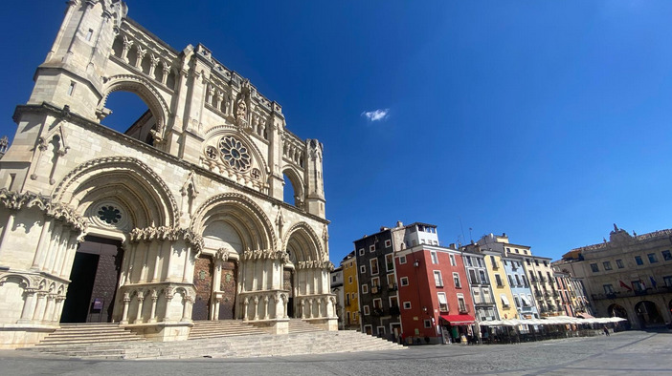 Imagen de Así es la Plaza Mayor de Cuenca: verano entre historia, vecinos y turistas