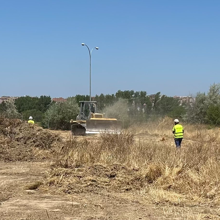 Imagen de El alcalde de Leganés, Miguel Ángel Recuenco, y el concejal de Obras, Carlos Delgado, anuncian el inicio de las obras del polideportivo de Leganés Norte