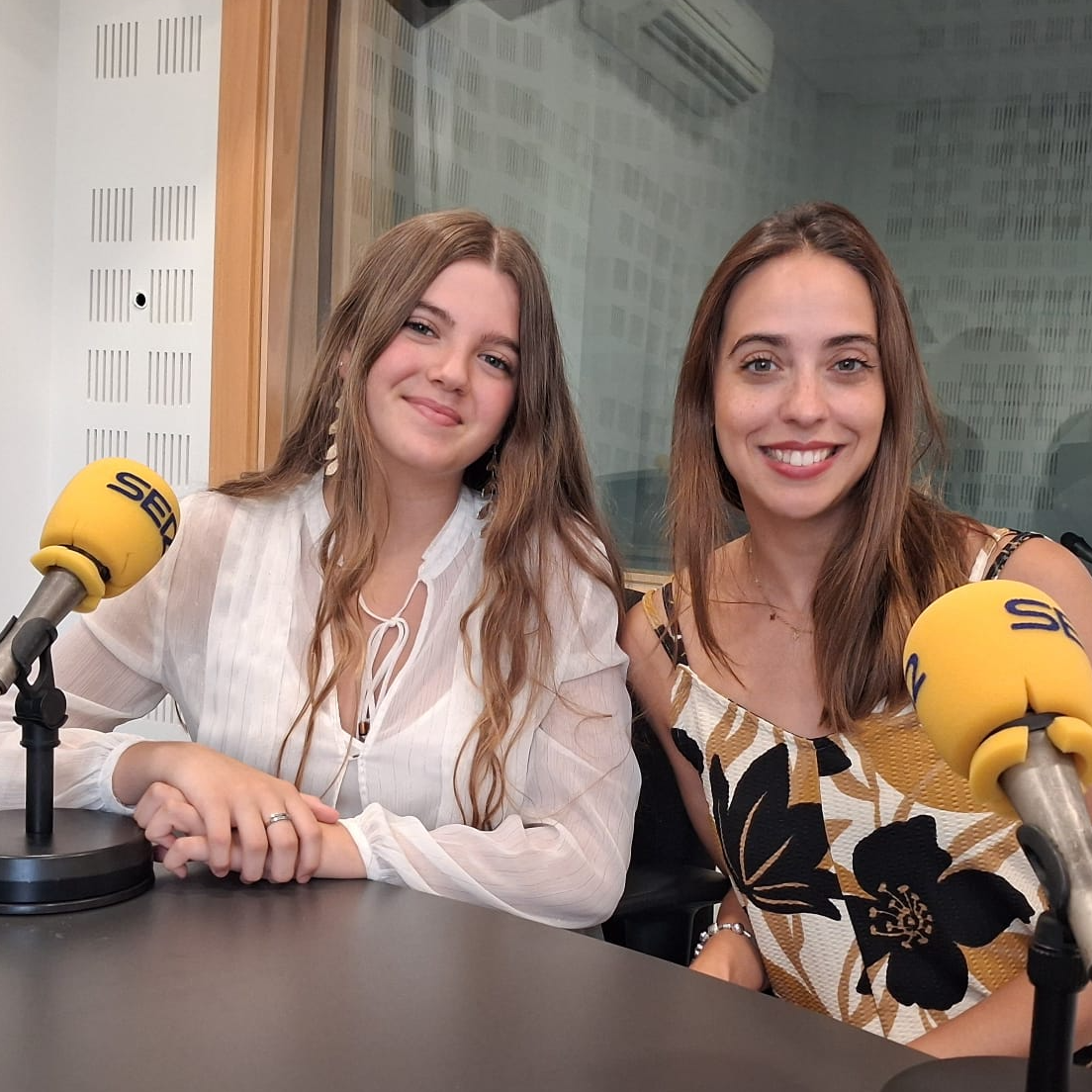 Imagen de Charlamos con La joven actriz Olaya Díaz y Clara González, responsable de proyectos de Fundación Voces, sobre Barraca XXI