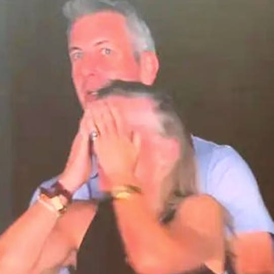 Imagen de Cazada del siglo en pleno concierto de Coldplay: las cámaras pillan al CEO de Astronomer, Andy Byron, abrazando a su amante