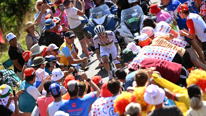 Imagen de Un marciano que corre entre terrestres: los cambios que explican la diferencia de Pogacar con el ciclismo del pasado