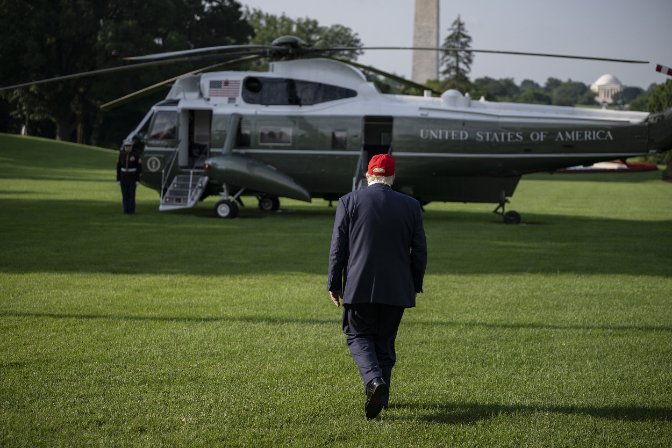 Imagen de Miedo en las calles, golpe al comercio mundial y guerras sin resolver: los seis meses de Trump en el Despacho Oval